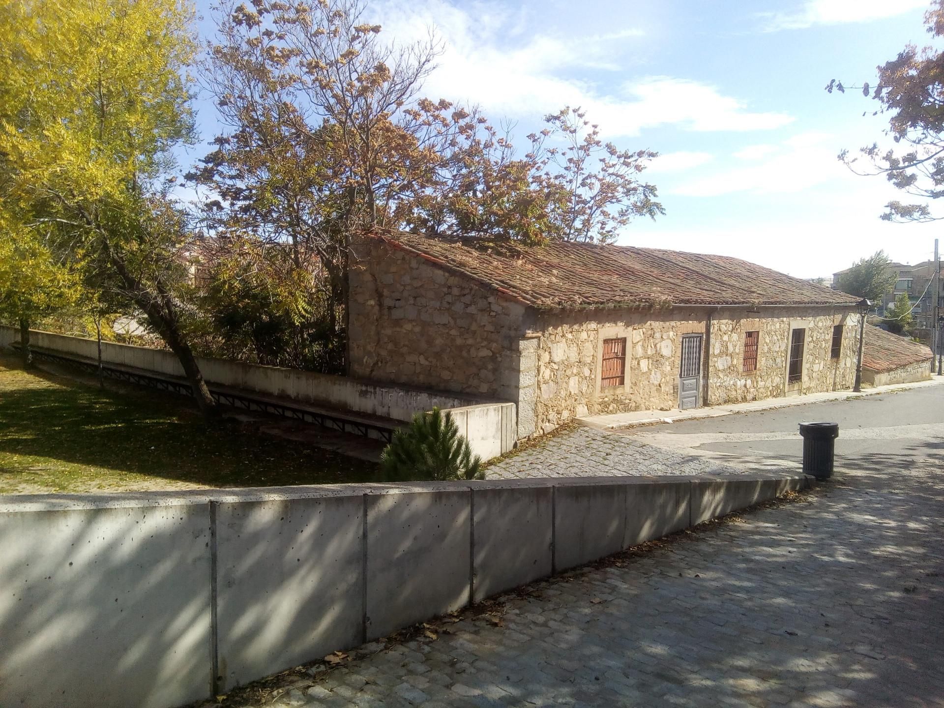 Vista exterior de Casa adosada en venda en Ávila Capital amb Jardí privat