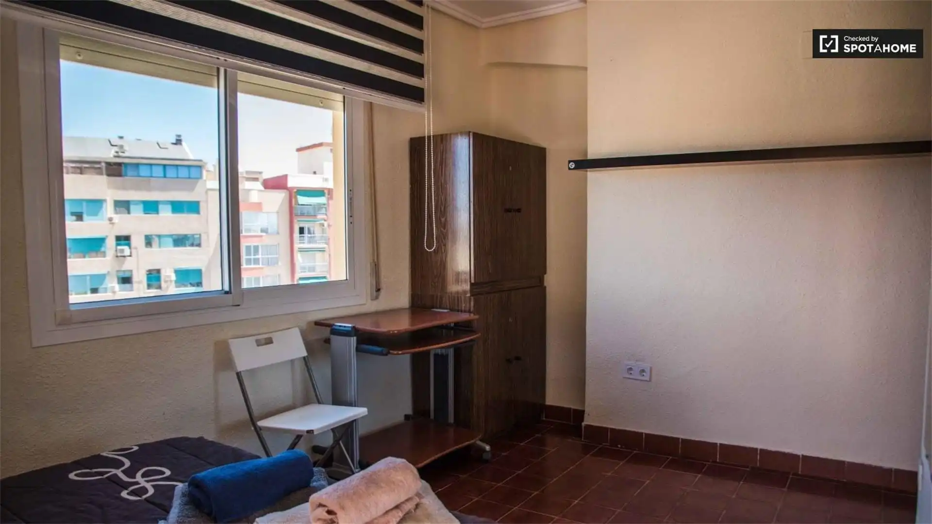 Habitació a Calle de Escalante, 345, El Cabanyal - El Canyamelar Dormitori de Pis per a compartir en Valencia amb Aire condicionat, Calefacció i Moblat