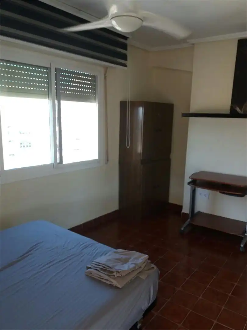 Habitació a Calle de Escalante, 345, El Cabanyal - El Canyamelar Dormitori de Pis per a compartir en Valencia amb Aire condicionat, Calefacció i Moblat