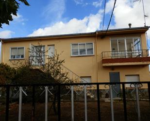 Vista exterior de Casa o xalet en venda en Fuentesaúco amb Calefacció, Jardí privat i Terrassa