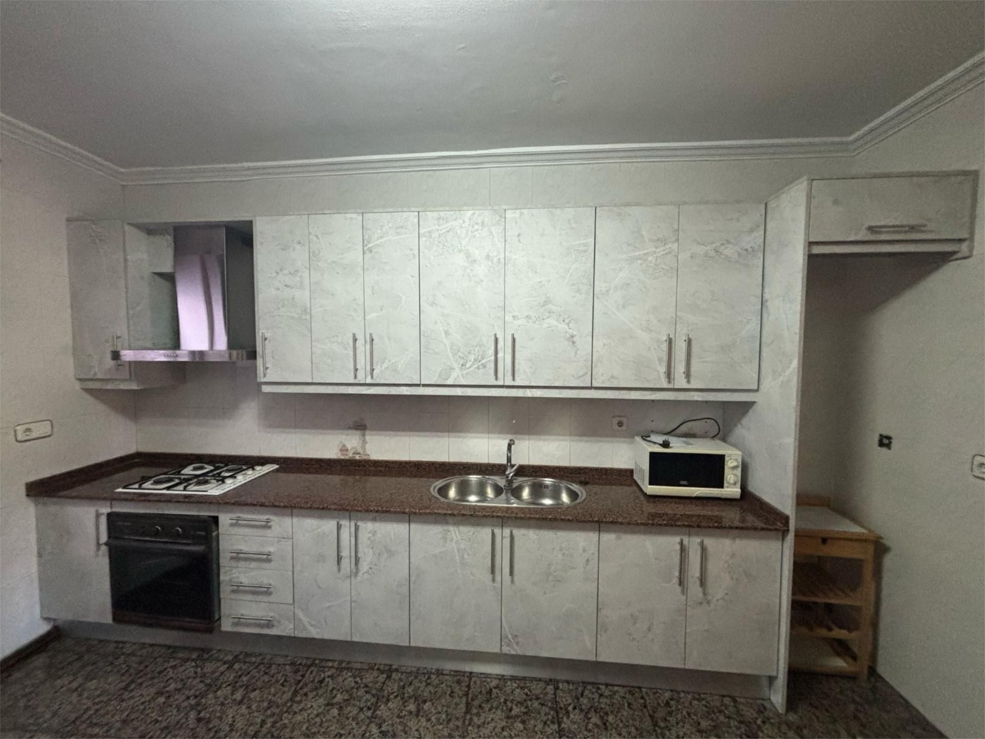 Cuina de Casa adosada en venda en Caniles amb Aire condicionat, Moblat i Forn