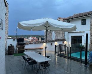 Terrassa de Casa adosada en venda en Valdelaguna amb Piscina i Balcó