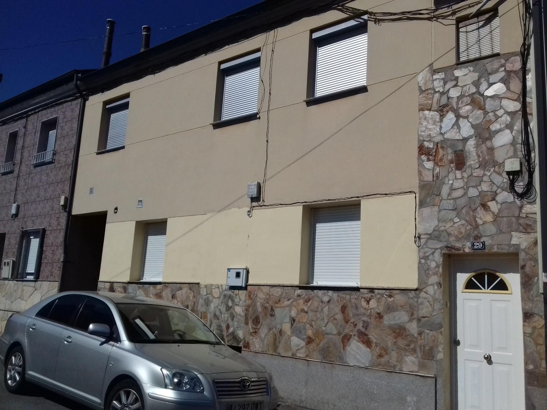 Exterior view of Flat to rent in Fabero  with Parquet flooring, Storage room and Furnished