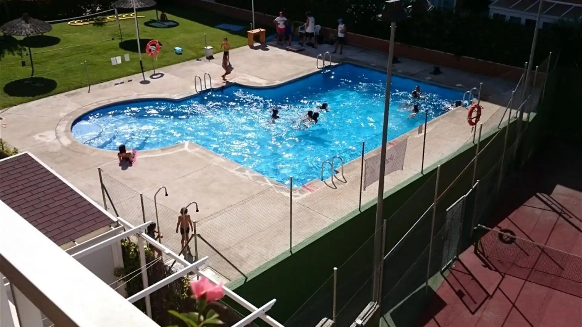 Habitación en Calle Mártires, 14, Casco Antiguo Piscina de Piso para compartir en Boadilla del Monte con Calefacción, Jardín privado y Parquet