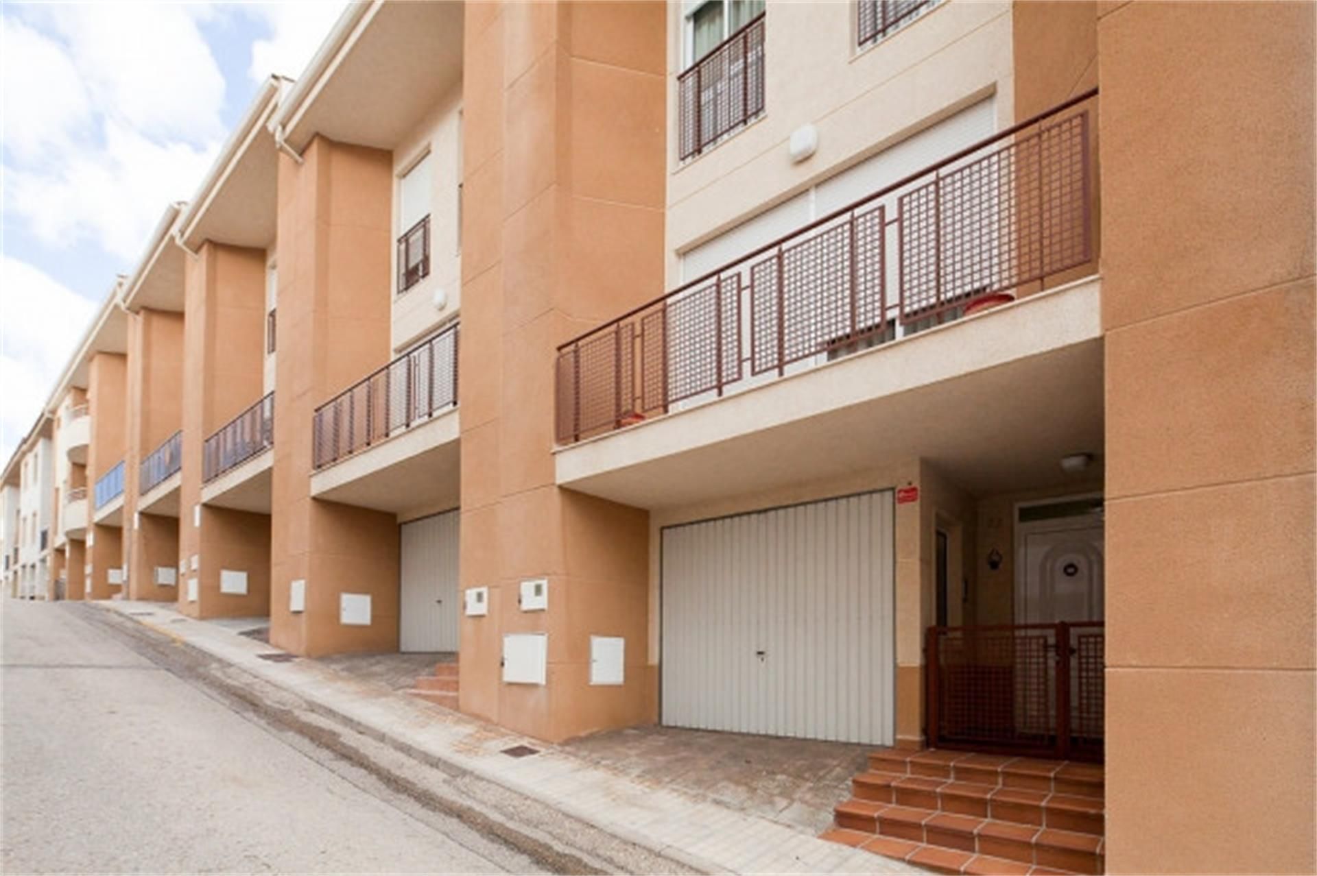 Vista exterior de Casa adosada en venda en Ontinyent amb Aire condicionat, Terrassa i Balcó