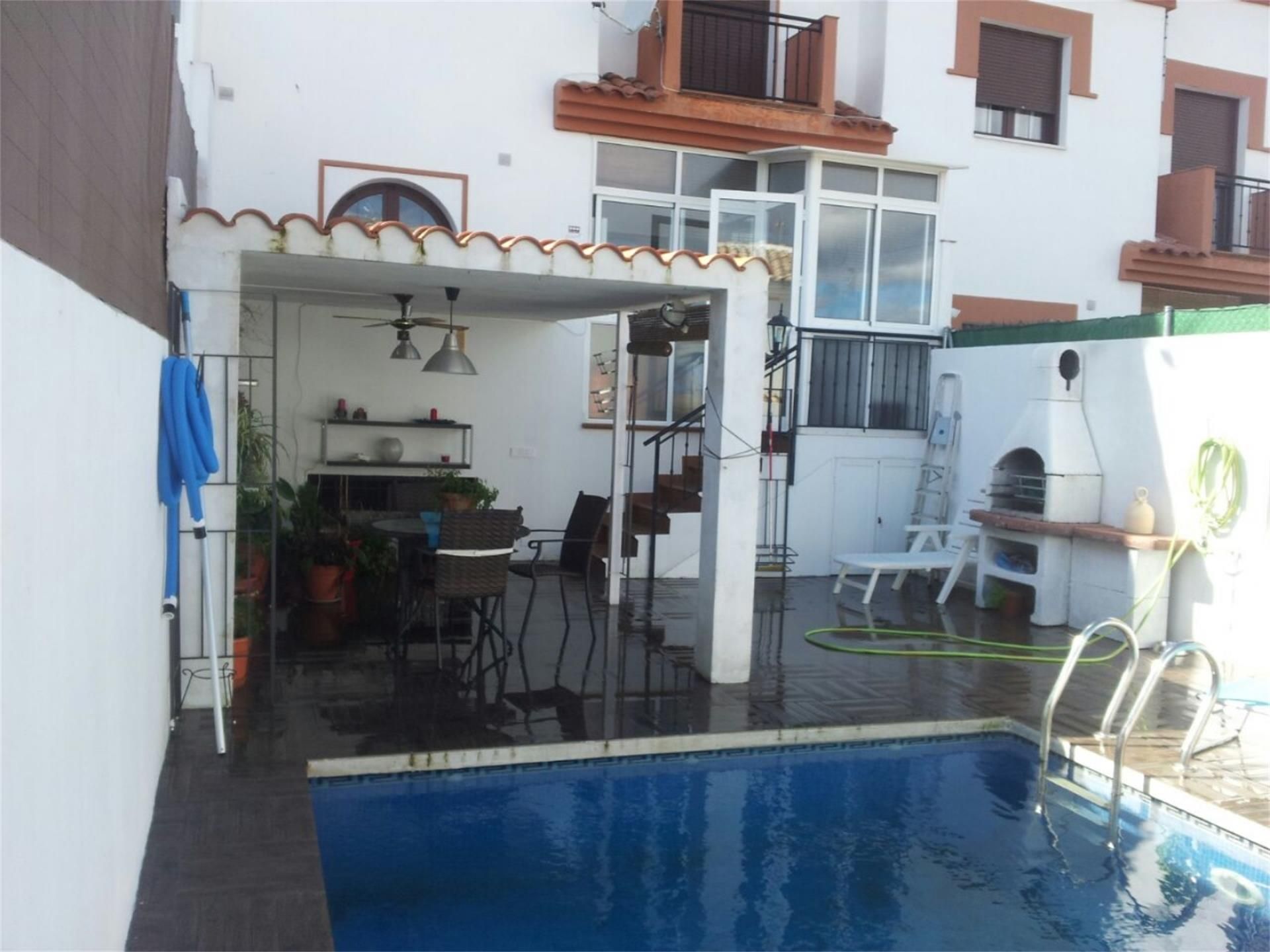 Piscina de Casa adosada en venda en Loja amb Aire condicionat, Jardí privat i Terrassa