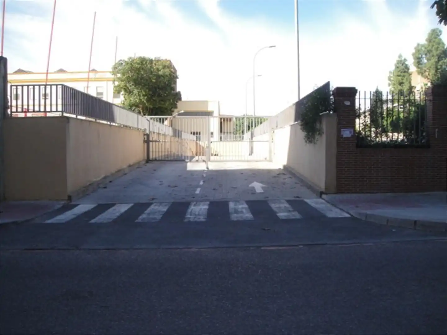 Garage zur Miete in Avenida Eduardo Dato, La Buhaira Außenansicht von Garage zur Miete in Sevilla
