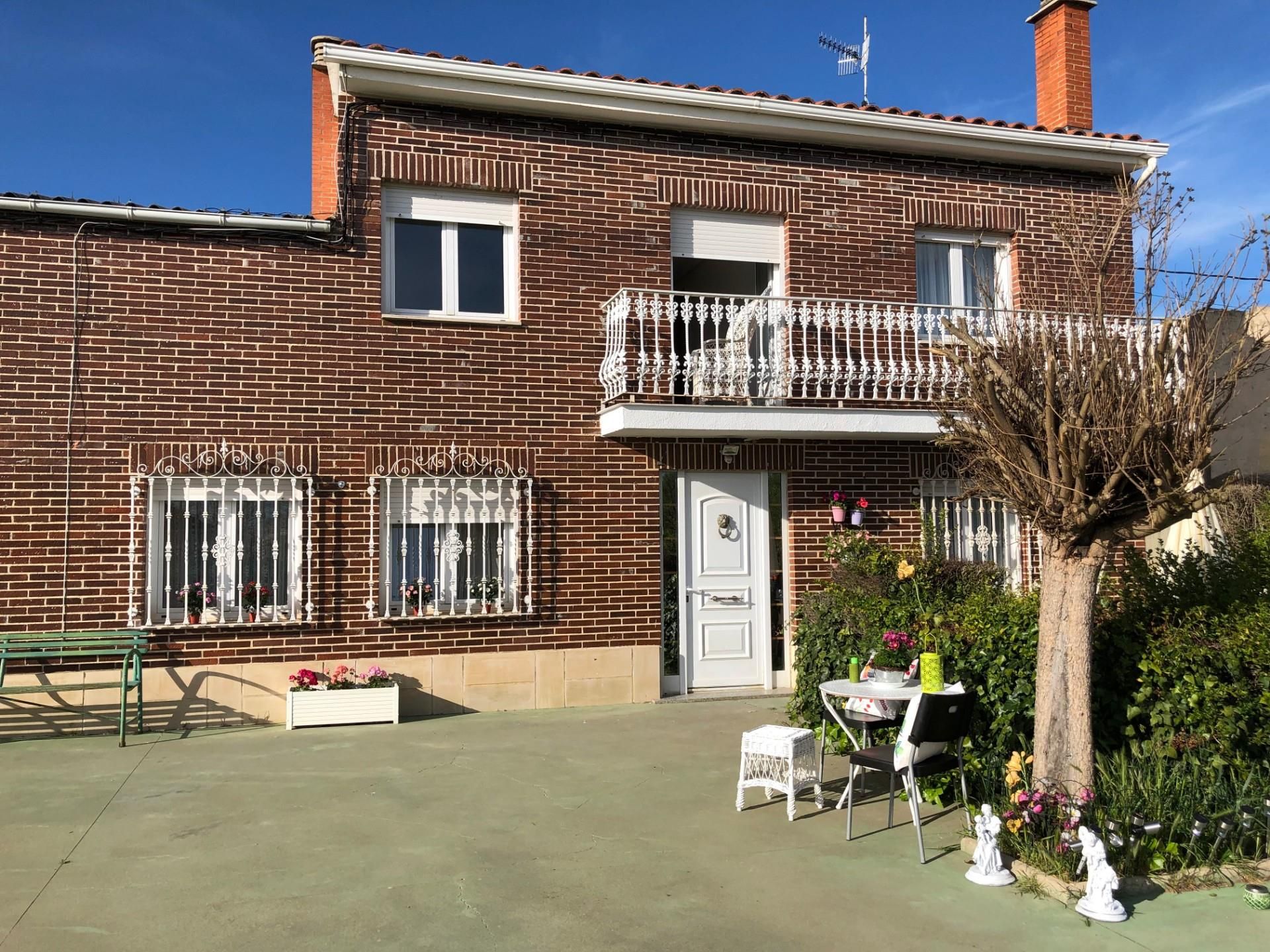 Vista exterior de Casa o xalet en venda en Sotresgudo amb Calefacció, Jardí privat i Terrassa