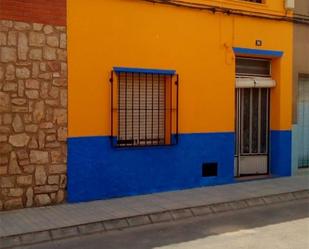 Vista exterior de Casa adosada en venda en Alpera amb Jardí privat