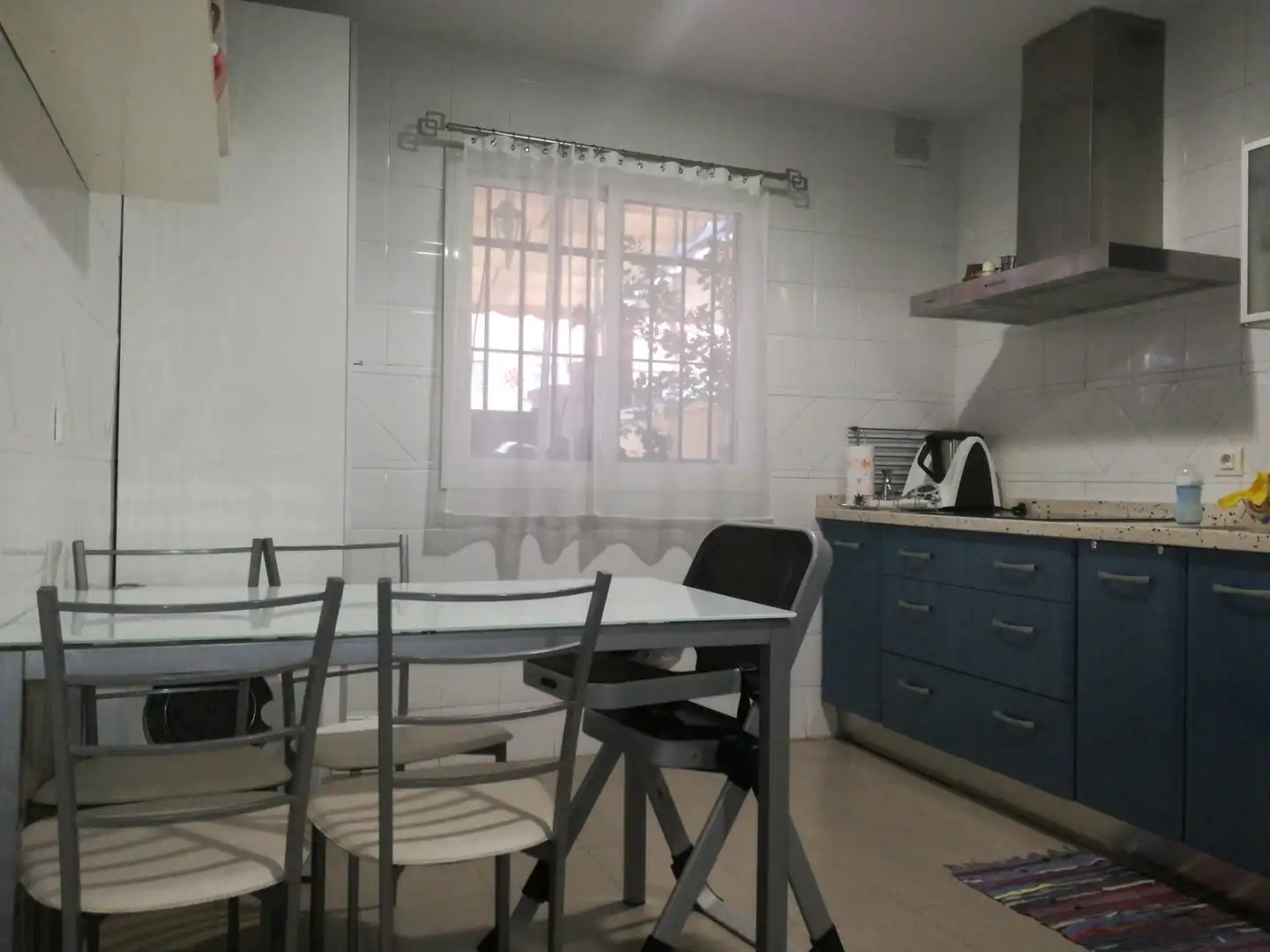 Küche von Wohnung zum Verkauf in  Sevilla Capital mit Klimaanlage, Terrasse und Balkon
