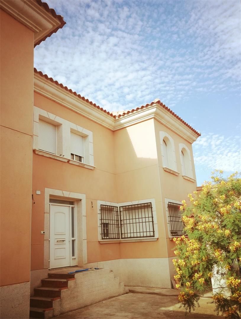 Exterior view of Flat for sale in Lillo  with Heating, Terrace and Storage room