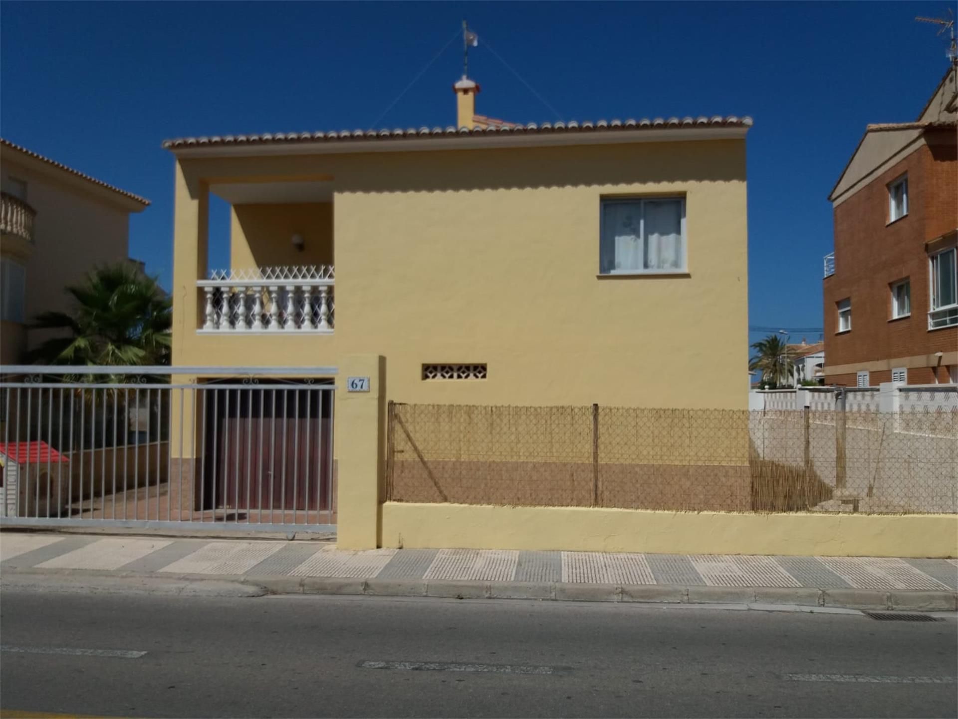 Vista exterior de Casa o xalet en venda en Oliva amb Terrassa i Balcó