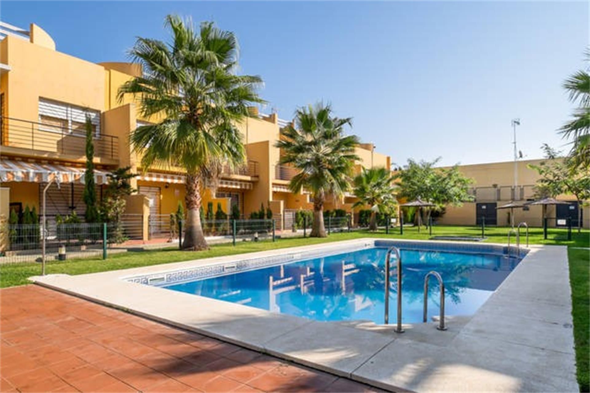 Piscina de Casa adosada de lloguer en Isla Cristina amb Aire condicionat, Calefacció i Terrassa