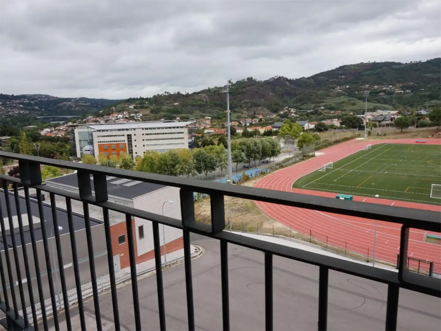 Außenansicht von Wohnung zur Miete in Ourense Capital  mit Heizung, Privatgarten und Parkett
