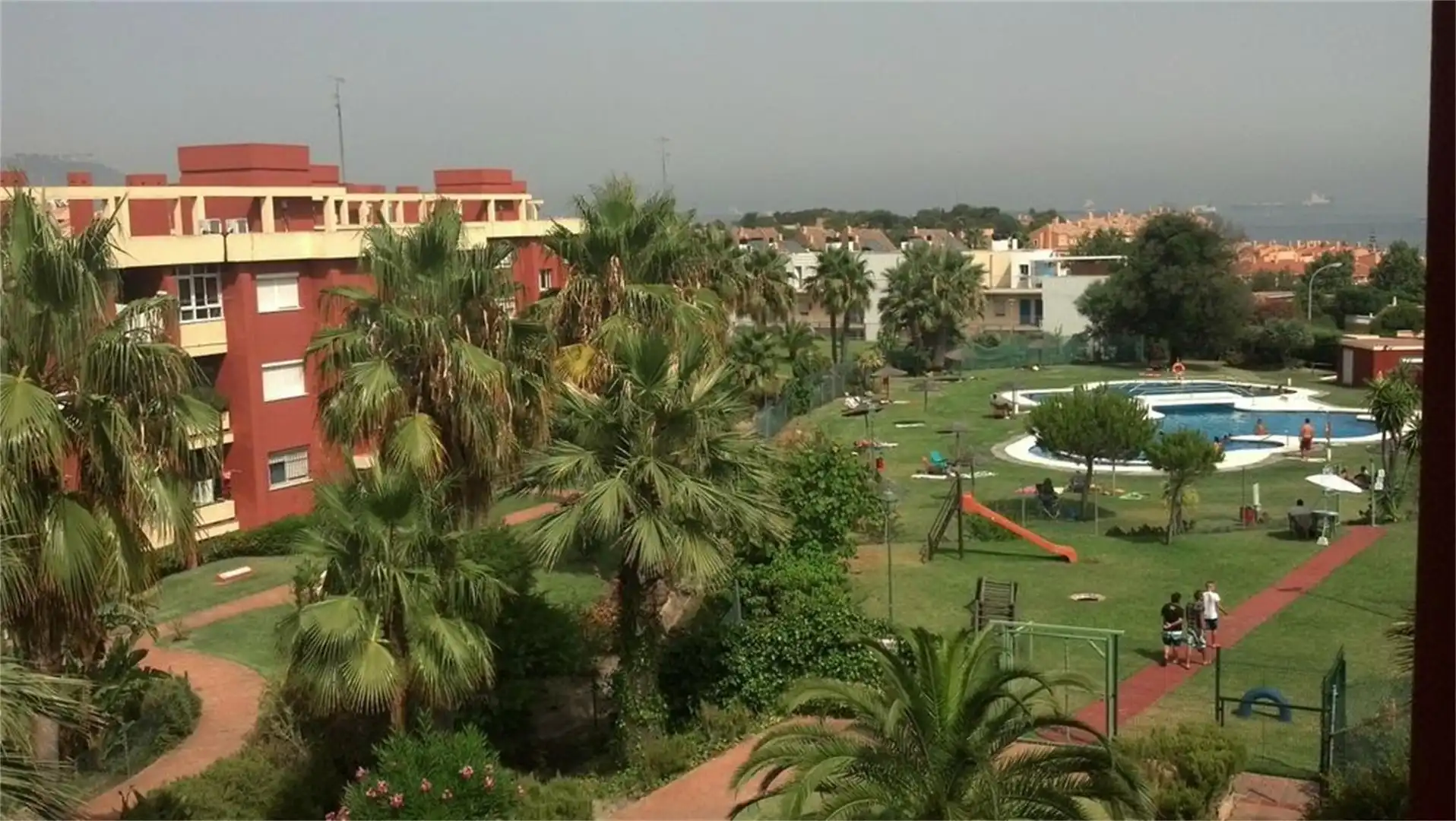 Vista exterior de Pis en venda en Algeciras amb Terrassa, Piscina i Balcó