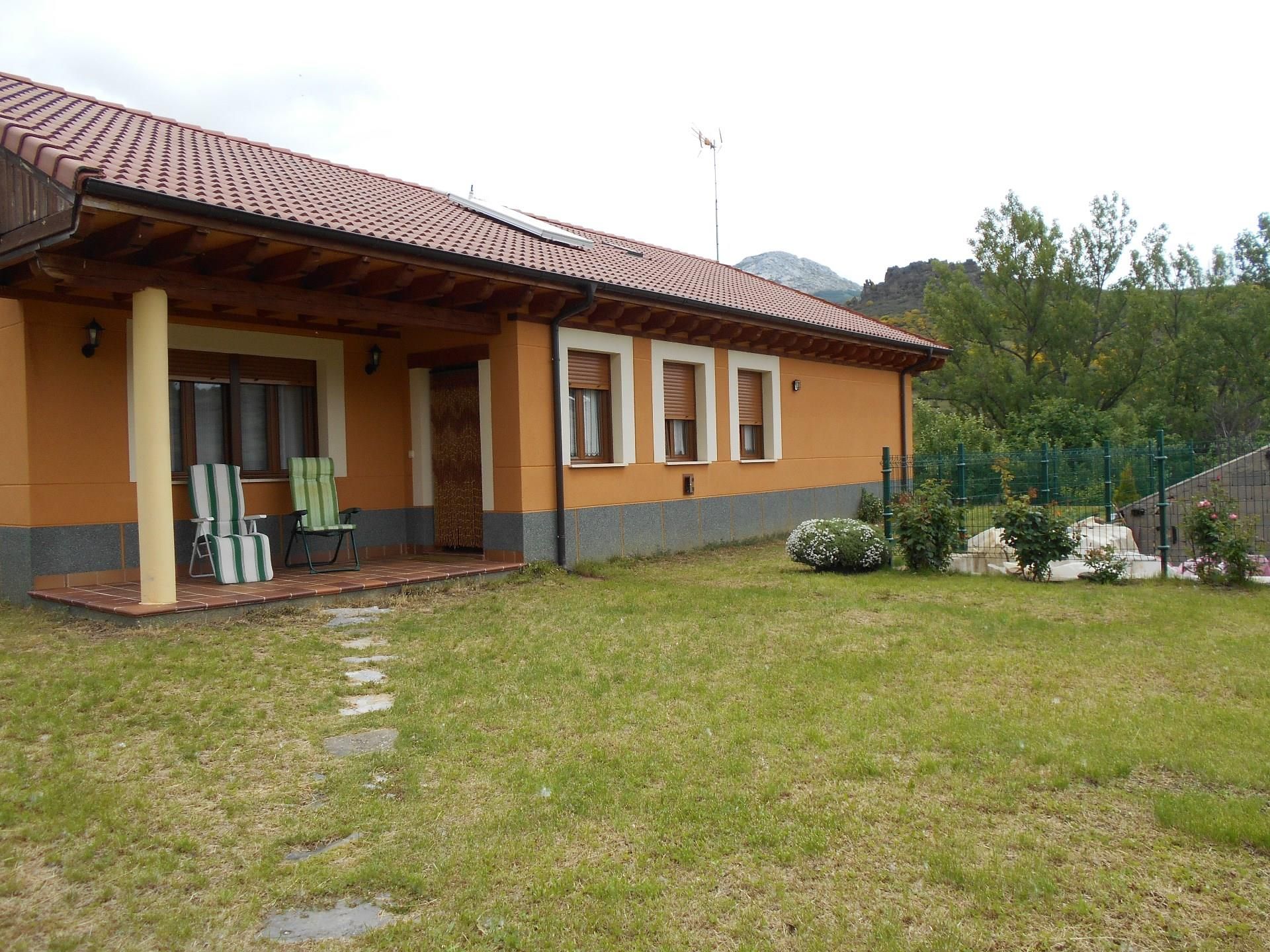 Jardí de Finca rústica en venda en Velilla del Río Carrión  amb Calefacció, Jardí privat i Moblat