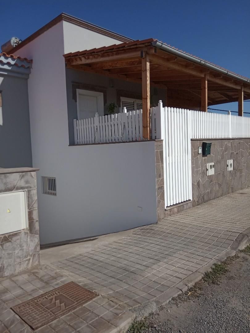 Vista exterior de Casa adosada en venda en San Bartolomé de Tirajana amb Aire condicionat, Calefacció i Jardí privat