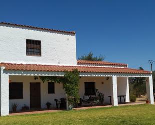 Vista exterior de Finca rústica en venda en Valverde de Mérida amb Aire condicionat, Terrassa i Piscina