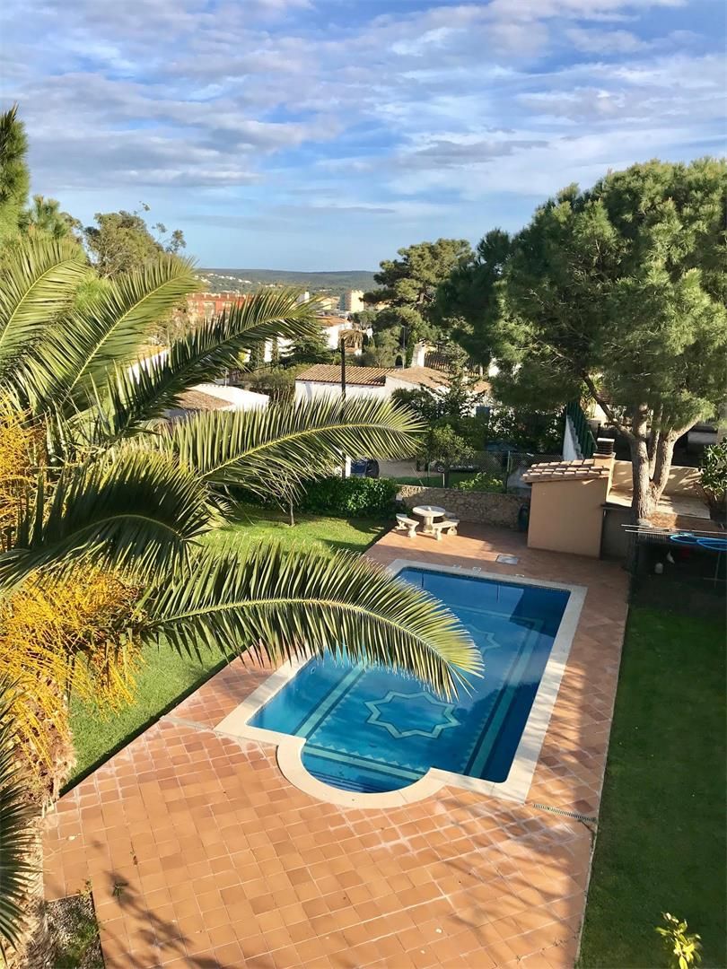 Piscina de Casa o xalet en venda en L'Escala amb Calefacció, Jardí privat i Terrassa