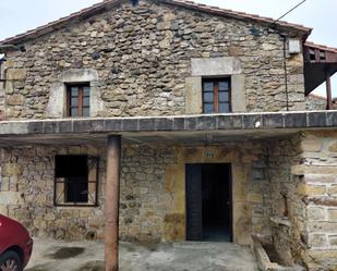Vista exterior de Casa adosada en venda en Saro amb Terrassa i Balcó
