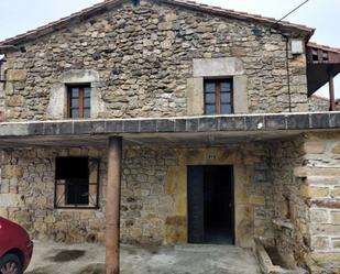 Vista exterior de Casa adosada en venda en Saro amb Jardí privat, Terrassa i Balcó