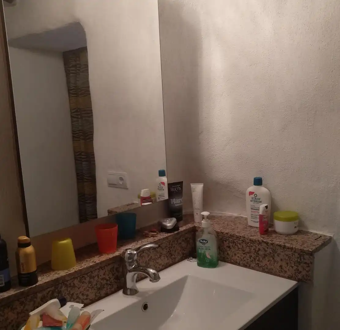 Casa adosada en venta en Válor Baño de Casa adosada en venta en Válor con Terraza