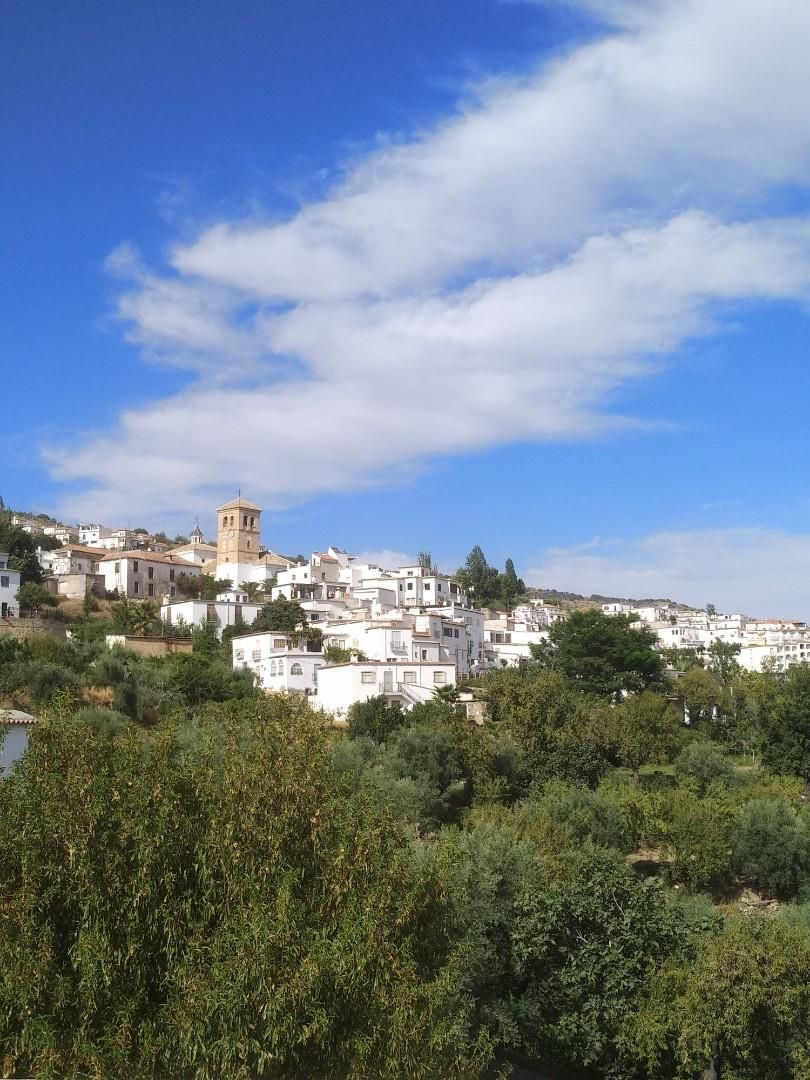 Vista exterior de Casa adosada en venda en Válor amb Terrassa