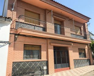 Vista exterior de Casa o xalet en venda en Villacarrillo amb Aire condicionat, Terrassa i Balcó