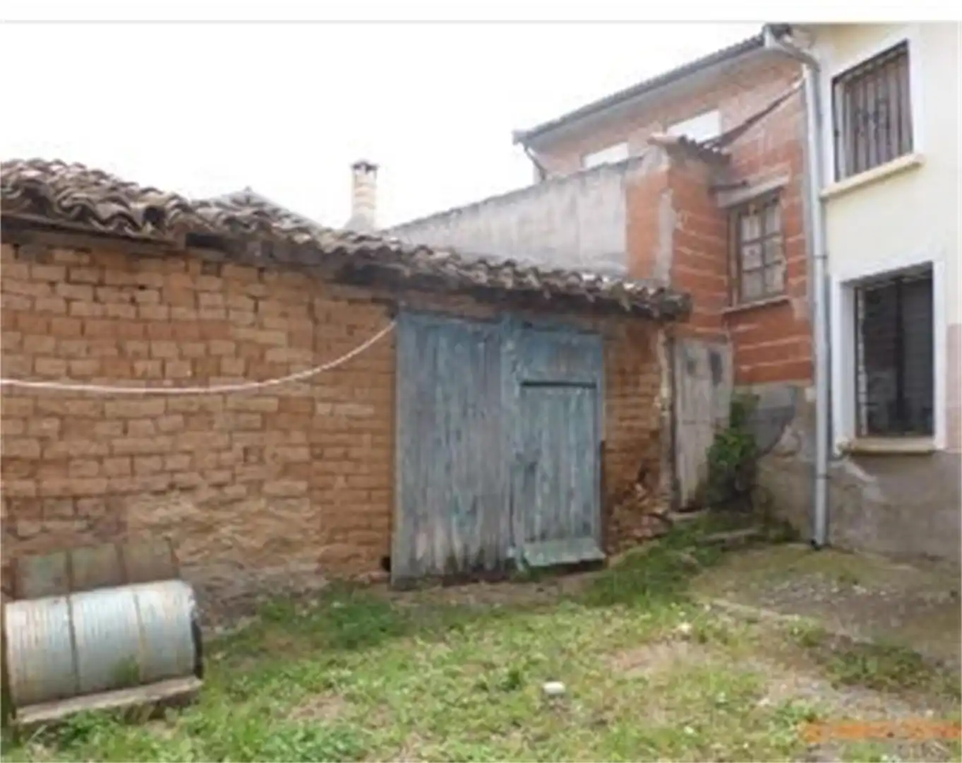 Außenansicht von Einfamilien-Reihenhaus zum Verkauf in Villamayor de los Montes mit Abstellraum und Möbliert