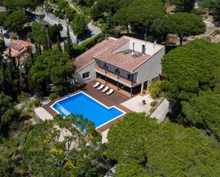 Vista exterior de Casa o xalet en venda en Cabrera de Mar amb Terrassa, Piscina i Balcó