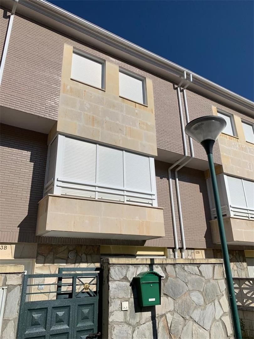 Vista exterior de Casa adosada en venda en Guardo amb Calefacció i Parquet