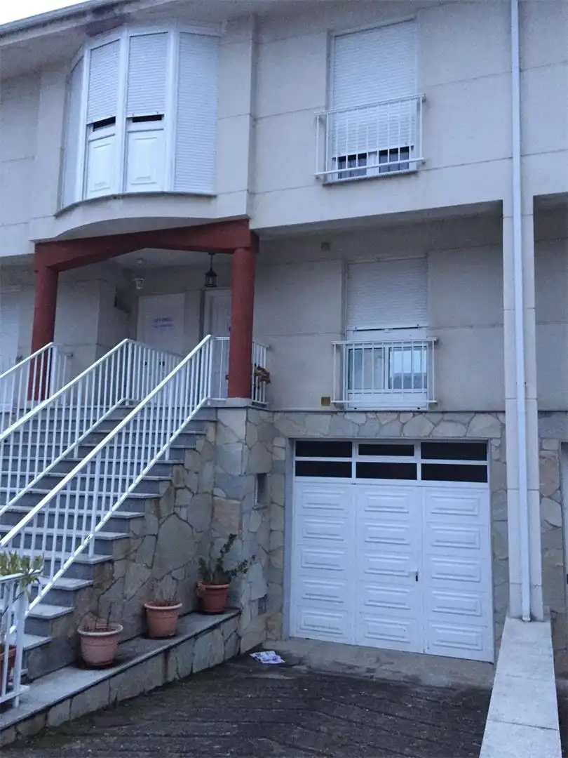 Casa adosada en venta en Villablino Vista exterior de Casa adosada en venta en Villablino con Calefacción, Jardín privado y Parquet