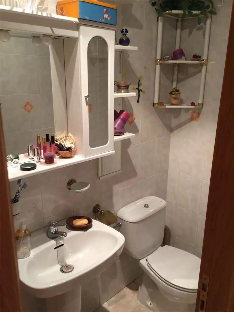 Casa adosada en venta en Villablino Baño de Casa adosada en venta en Villablino con Calefacción, Jardín privado y Parquet