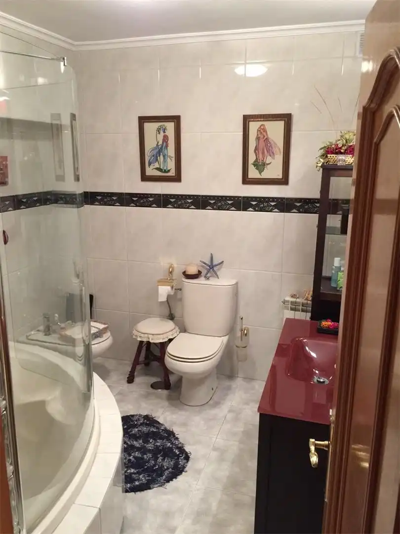 Casa adosada en venta en Villablino Baño de Casa adosada en venta en Villablino con Calefacción, Jardín privado y Parquet
