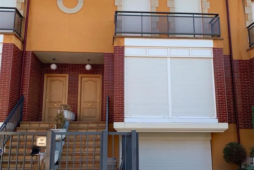 Single-family semi-detached for sale in Avenida de la Rioja, Uruñuela, La Rioja - image 1 Photo 1 of Single-family semi-detached for sale in Avenida de la Rioja, Uruñuela, La Rioja