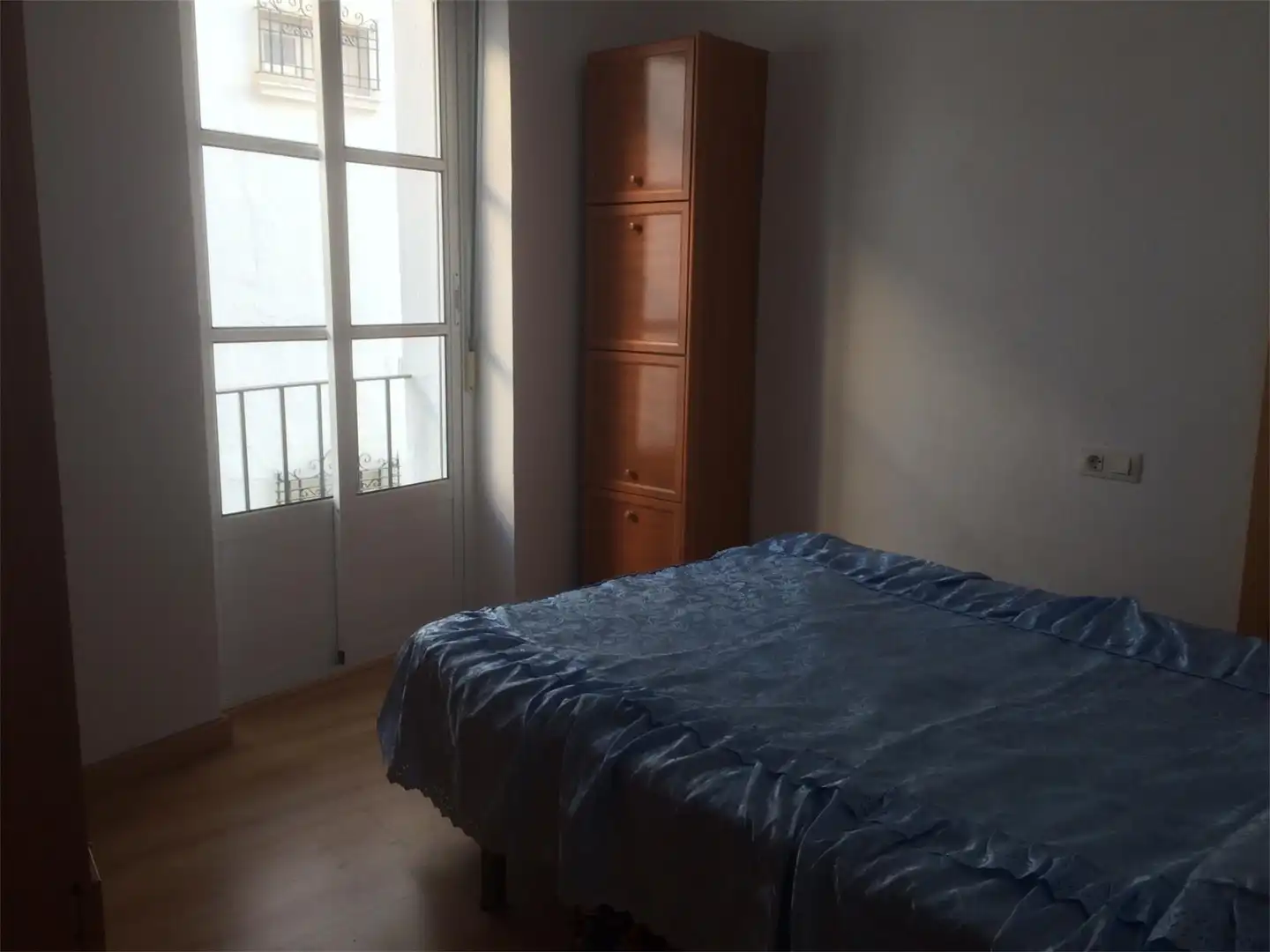 Casa adosada en venda a Calle Fernando de Casas, 5, Alcalá de los Gazules Dormitori de Casa adosada en venda en Alcalá de los Gazules amb Parquet, Terrassa i Moblat