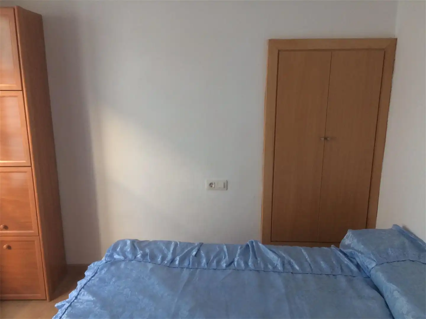 Casa adosada en venda a Calle Fernando de Casas, 5, Alcalá de los Gazules Dormitori de Casa adosada en venda en Alcalá de los Gazules amb Parquet, Terrassa i Moblat