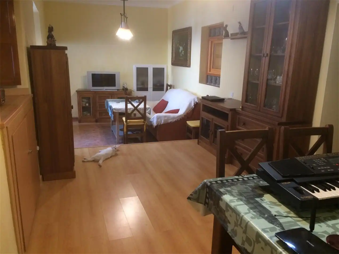 Casa adosada en venda a Calle Fernando de Casas, 5, Alcalá de los Gazules Sala d'estar de Casa adosada en venda en Alcalá de los Gazules amb Parquet, Terrassa i Moblat