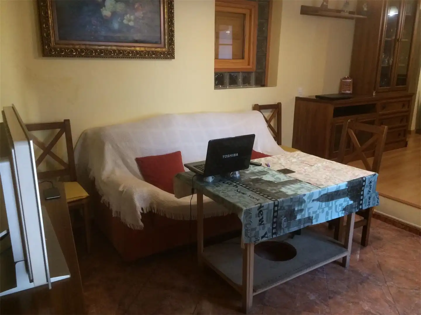 Casa adosada en venda a Calle Fernando de Casas, 5, Alcalá de los Gazules Sala d'estar de Casa adosada en venda en Alcalá de los Gazules amb Parquet, Terrassa i Moblat