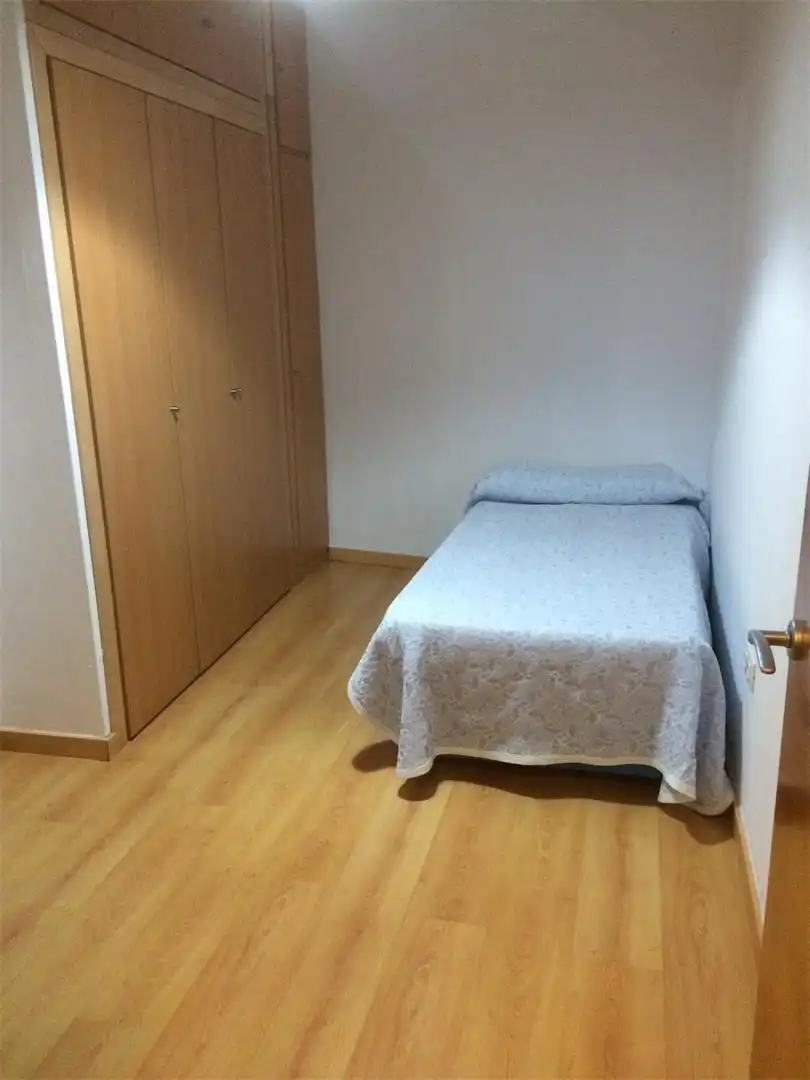 Casa adosada en venda a Calle Fernando de Casas, 5, Alcalá de los Gazules Dormitori de Casa adosada en venda en Alcalá de los Gazules amb Parquet, Terrassa i Moblat