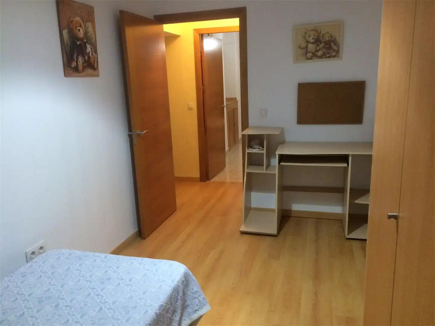 Casa adosada en venda a Calle Fernando de Casas, 5, Alcalá de los Gazules Dormitori de Casa adosada en venda en Alcalá de los Gazules amb Parquet, Terrassa i Moblat