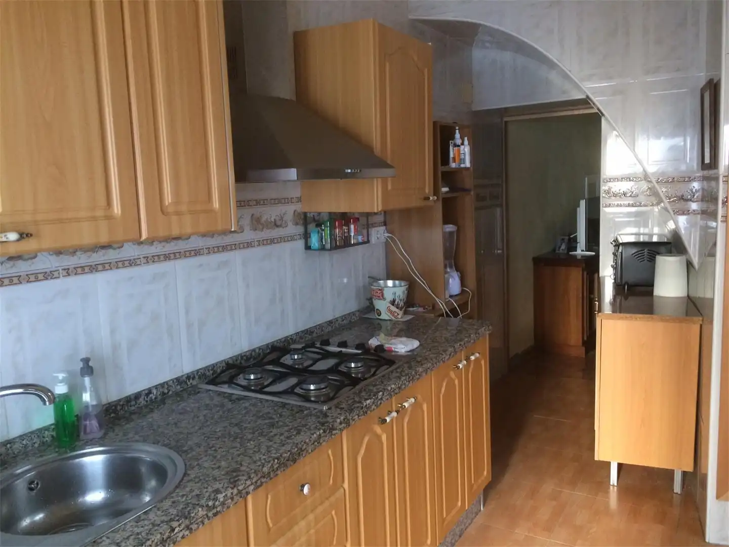 Casa adosada en venda a Calle Fernando de Casas, 5, Alcalá de los Gazules Cuina de Casa adosada en venda en Alcalá de los Gazules amb Parquet, Terrassa i Moblat