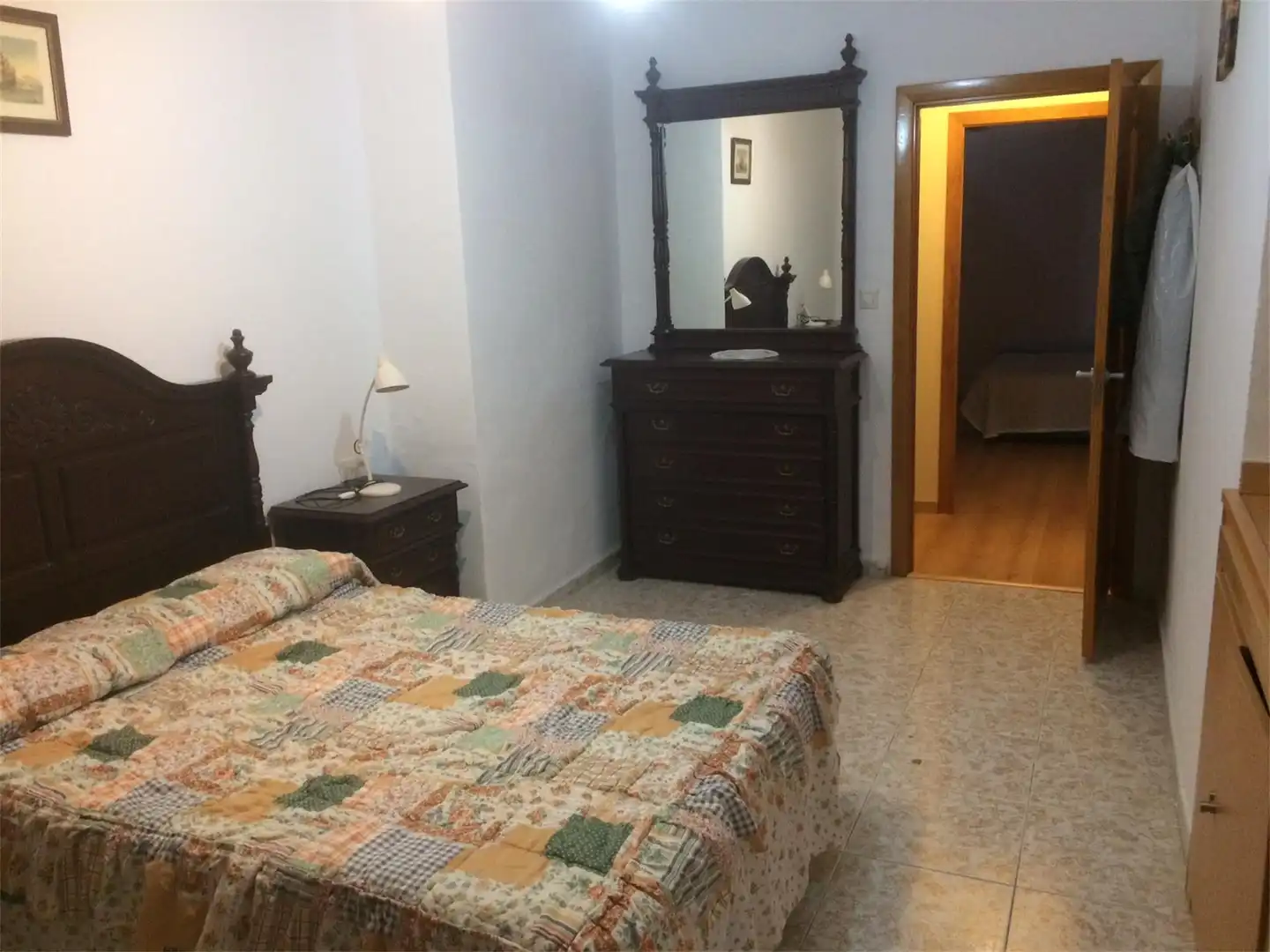 Casa adosada en venda a Calle Fernando de Casas, 5, Alcalá de los Gazules Dormitori de Casa adosada en venda en Alcalá de los Gazules amb Parquet, Terrassa i Moblat