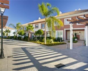 Vista exterior de Casa o xalet en venda en Estepona amb Aire condicionat, Terrassa i Piscina