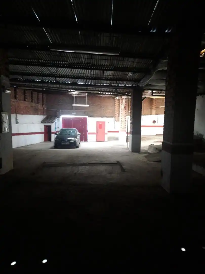 Parkplatz von Fabrikhallen zum Verkauf in Perales del Puerto