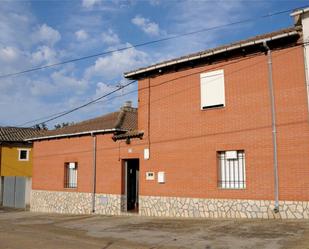 Vista exterior de Casa adosada en venda en Villares de Órbigo amb Calefacció, Traster i Moblat