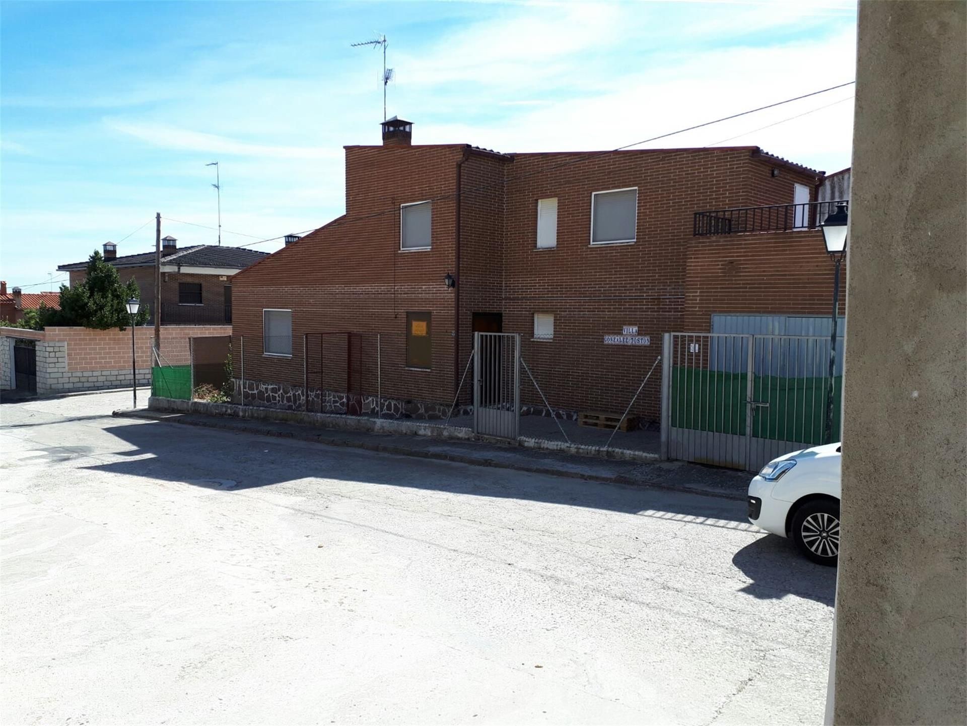 Vista exterior de Casa o xalet en venda en Nuño Gómez amb Calefacció, Jardí privat i Terrassa