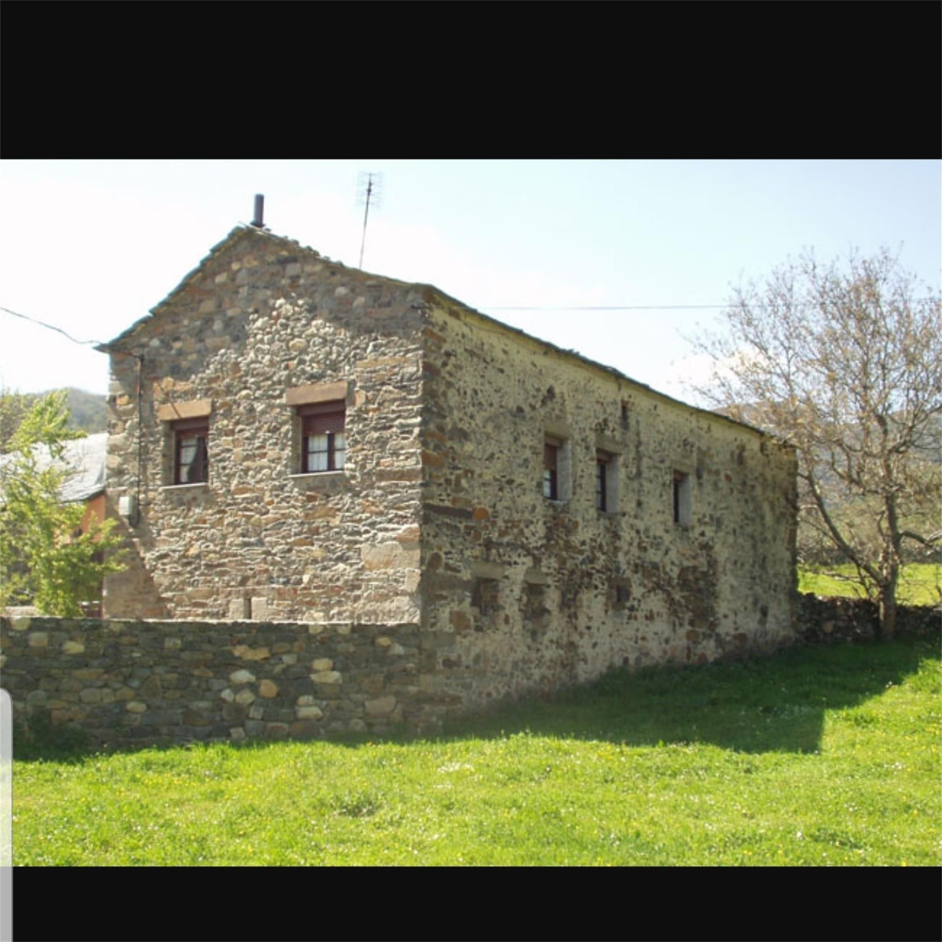 Vista exterior de Finca rústica en venda en Villablino amb Calefacció, Jardí privat i Terrassa