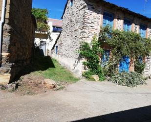 Außenansicht von Einfamilien-Reihenhaus zum verkauf in Santa Colomba de Somoza mit Balkon