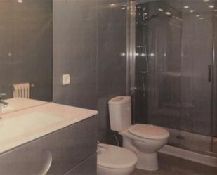 Bathroom of Flat to rent in  Madrid Capital  with Air Conditioner, Heating and Private garden